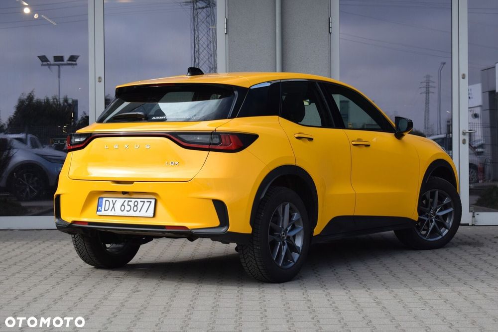 Lexus LBX - 6