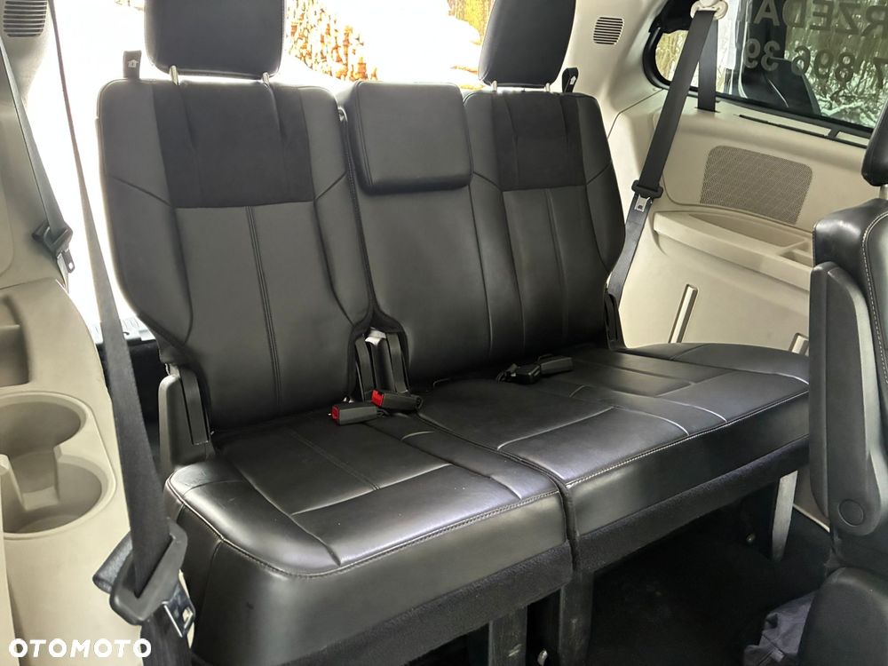 Chrysler Town & Country 3.6 Limited - 33