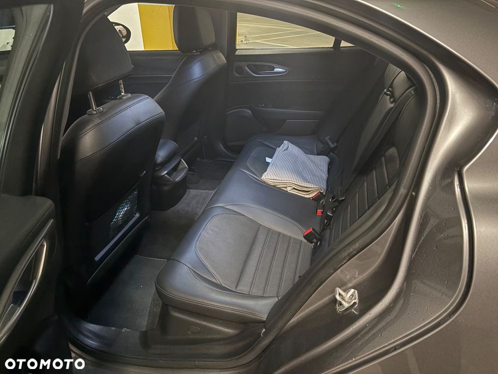 Alfa Romeo Giulia 2.2 AT8 Super - 11