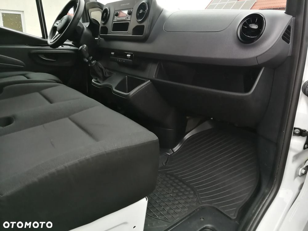 Mercedes-Benz Sprinter - 14