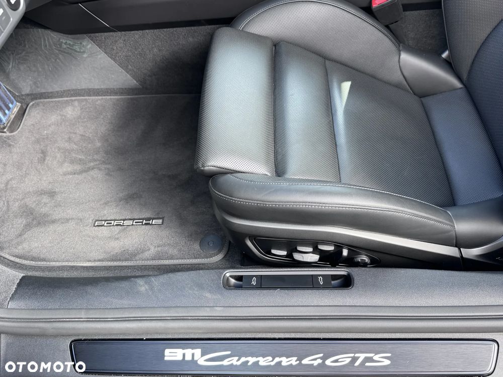 Porsche 911 Carrera 4 GTS - 28