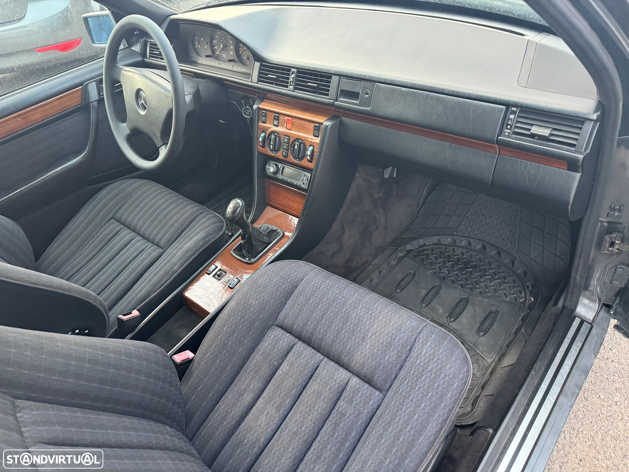 Mercedes-Benz 250 D Turbo - 28