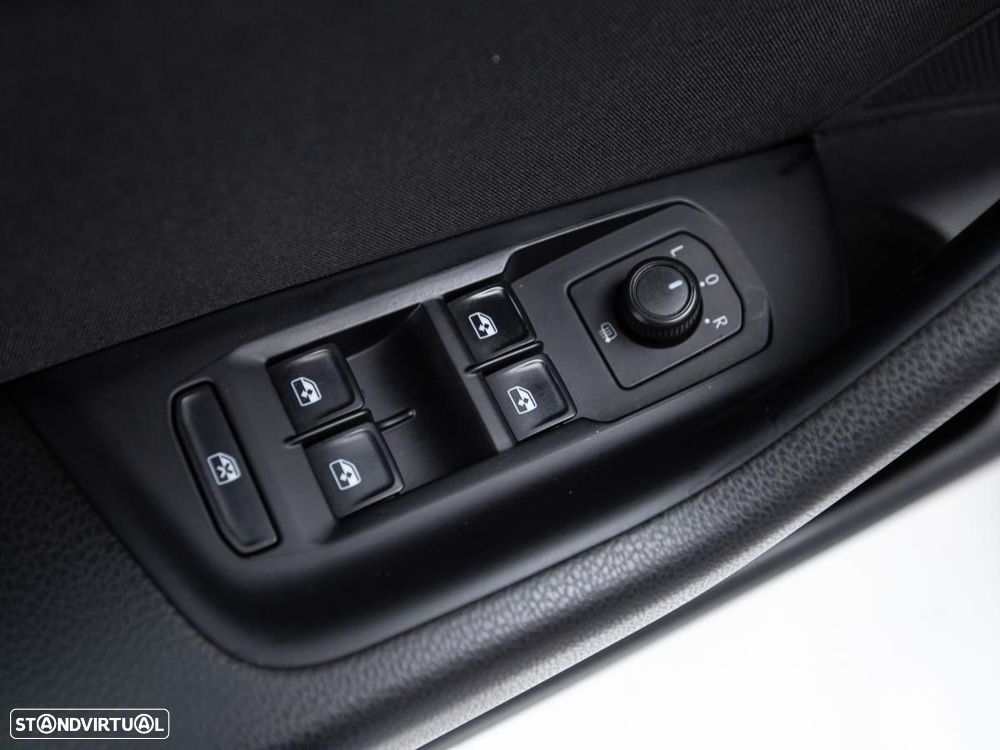 VW Passat Variant 2.0 TDI Business DSG - 14