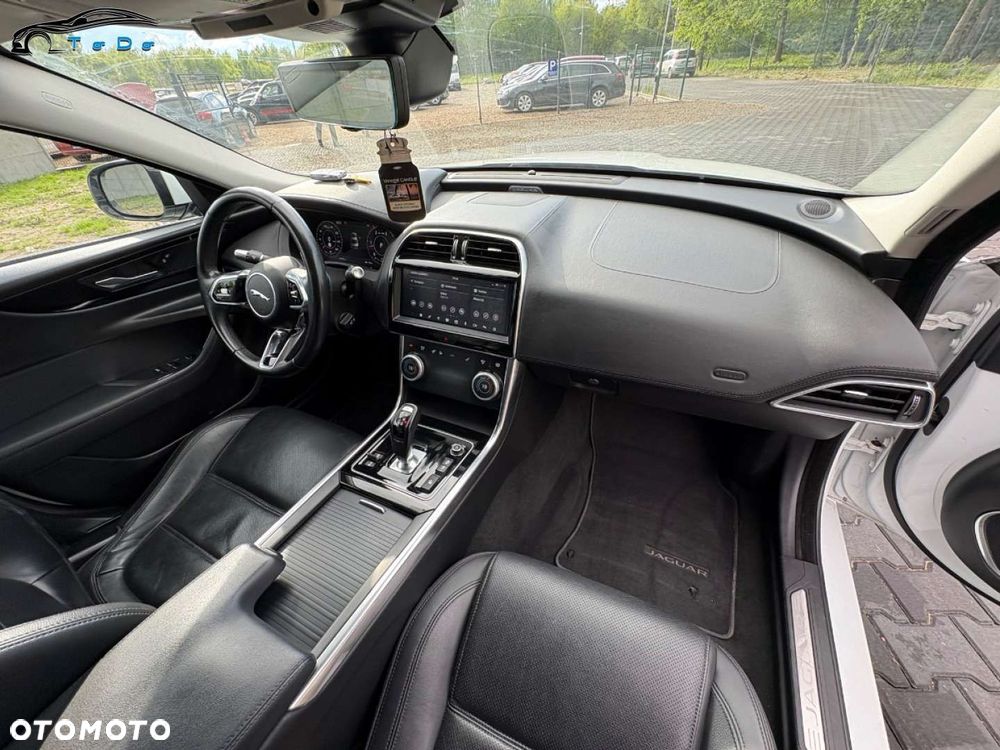 Jaguar XE 2.0 D180 R-Dynamic SE - 28