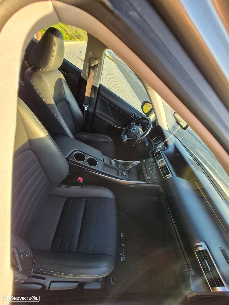 Lexus IS 300H Executive - 28