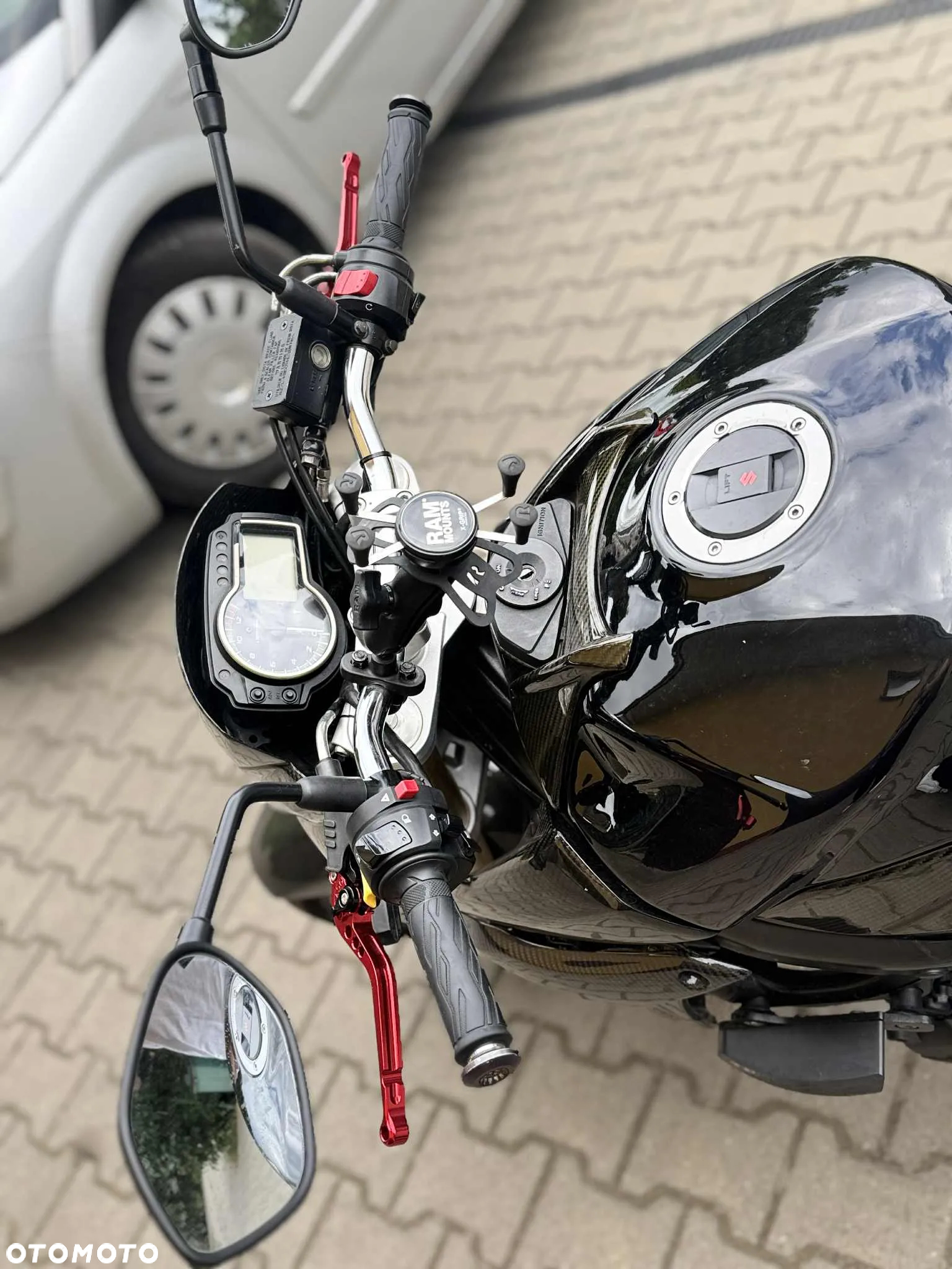 Suzuki GSR - 3