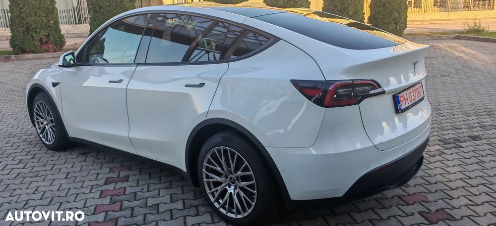 Tesla Model Y Long Range Dual Motor AWD - 6