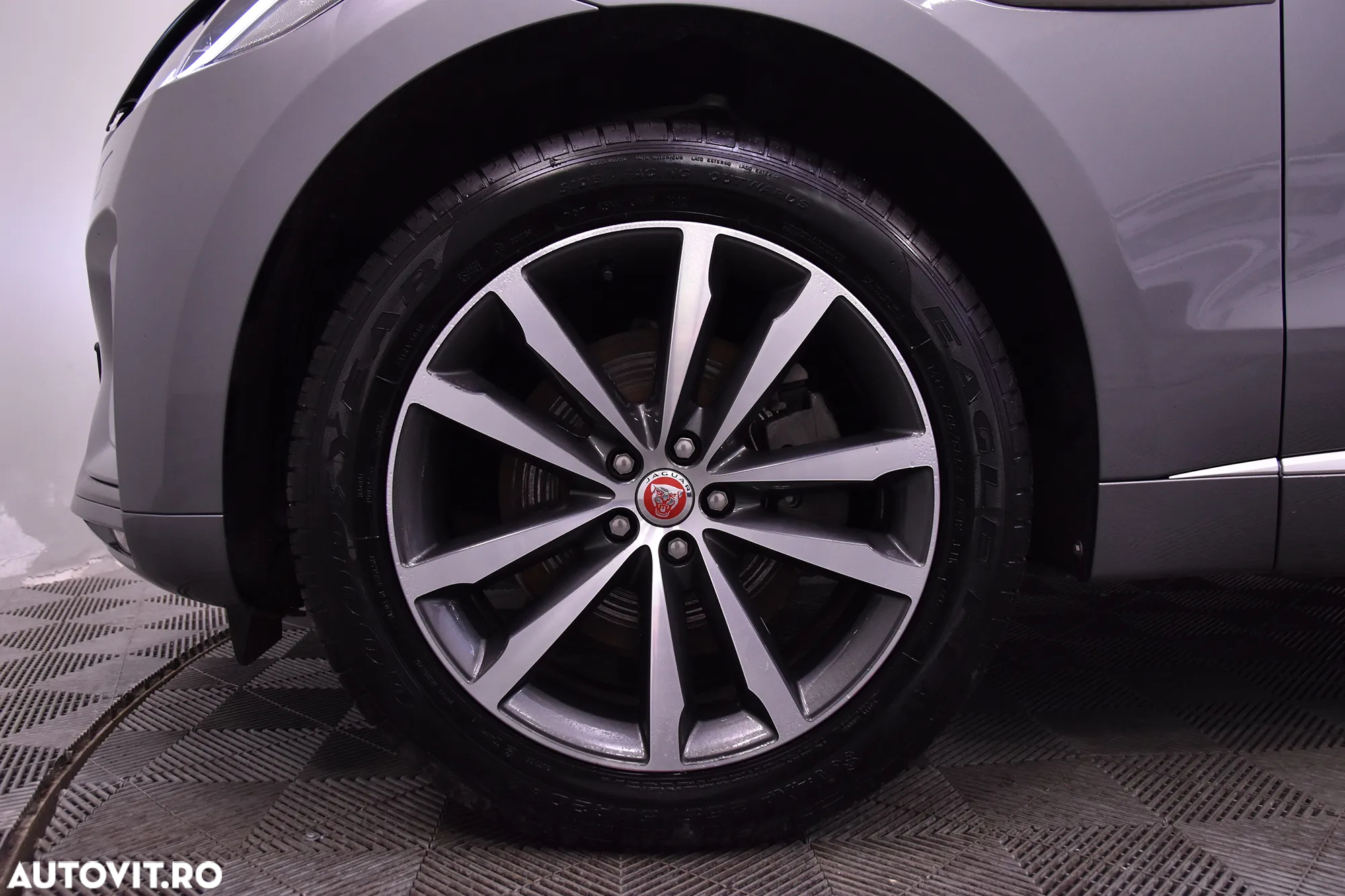Jaguar F-Pace D200 AWD R-Dynamic SE - 13