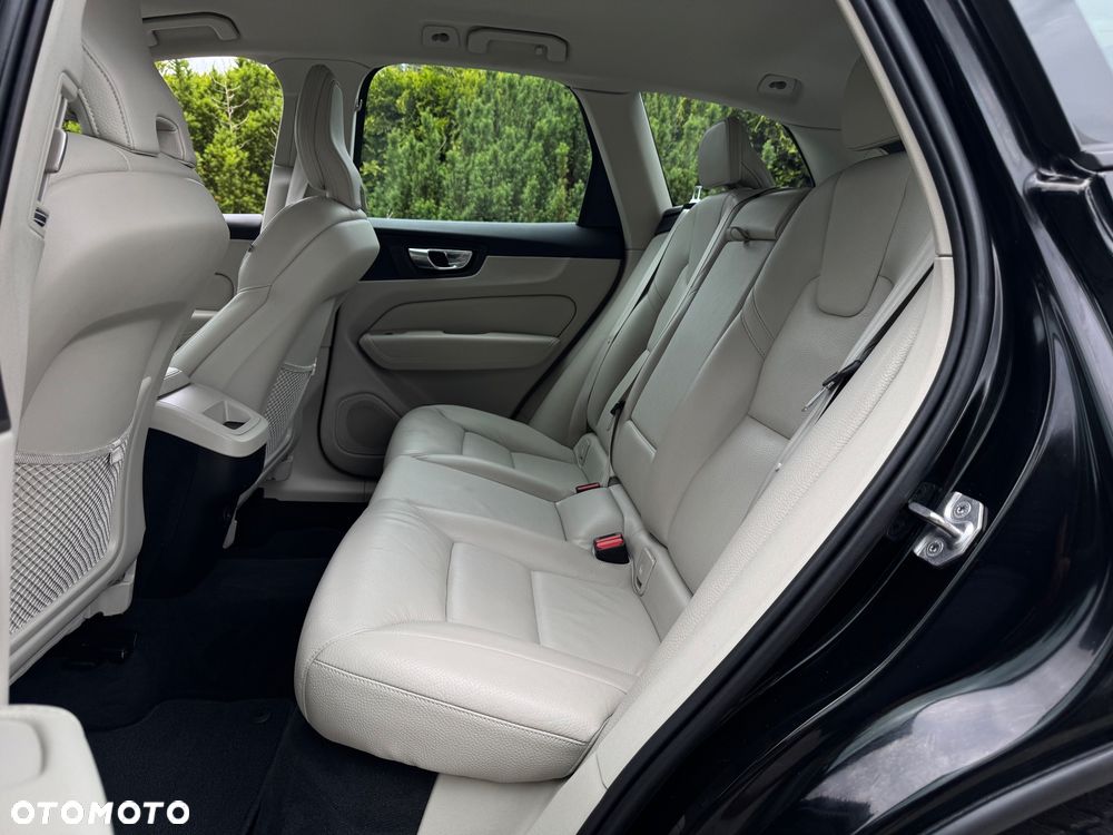 Volvo XC 60 B4 D AWD Geartronic Momentum Pro - 23