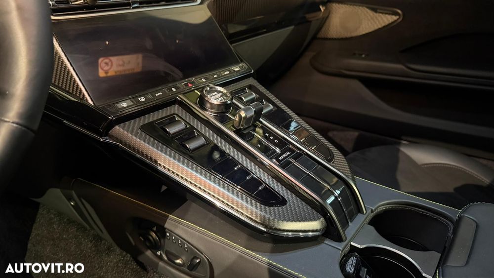 Aston Martin V8 Vantage - 23