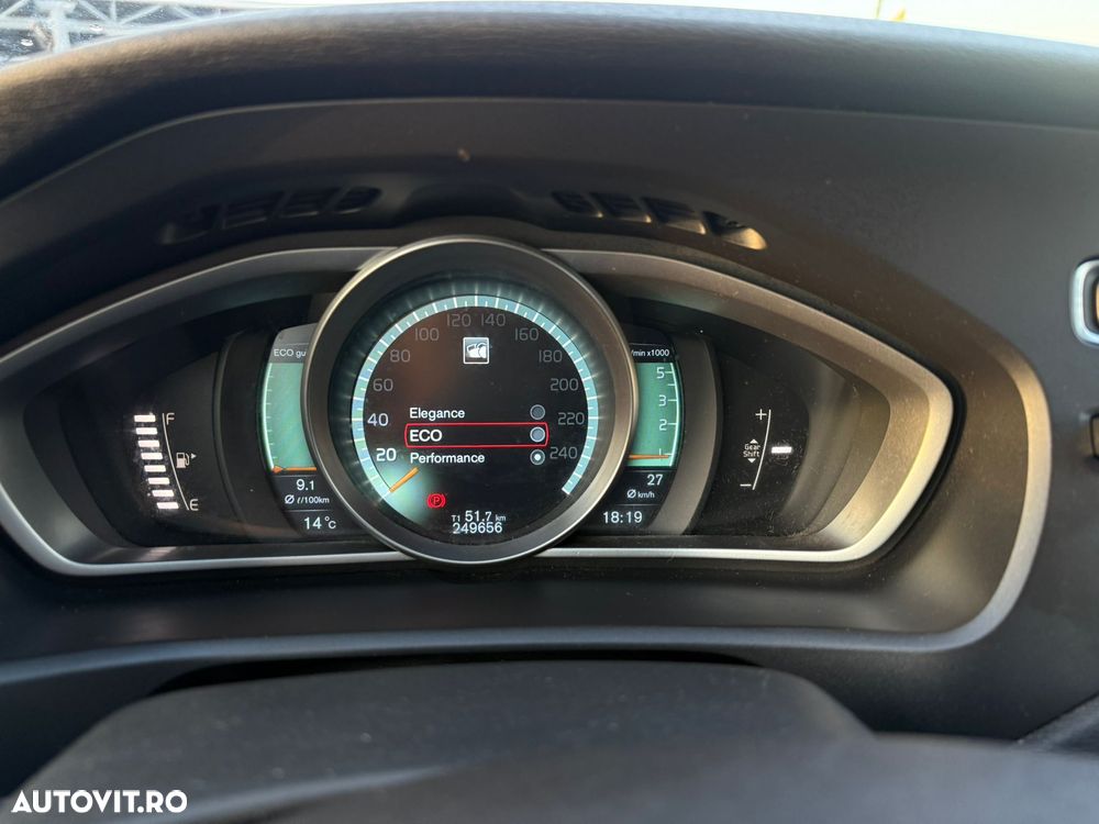 Volvo V40 D3 R Design - 10