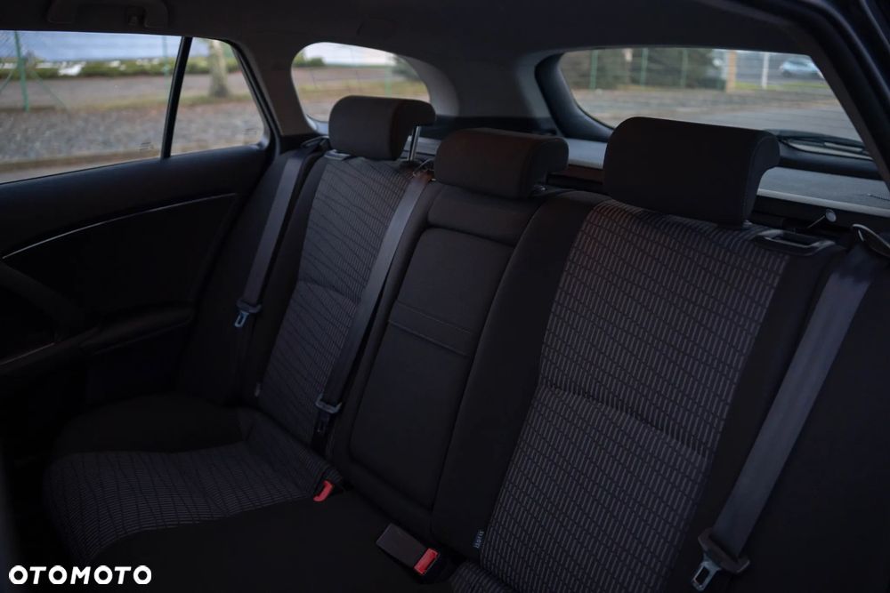 Toyota Avensis 1.8 Multidrive Business Edition - 32