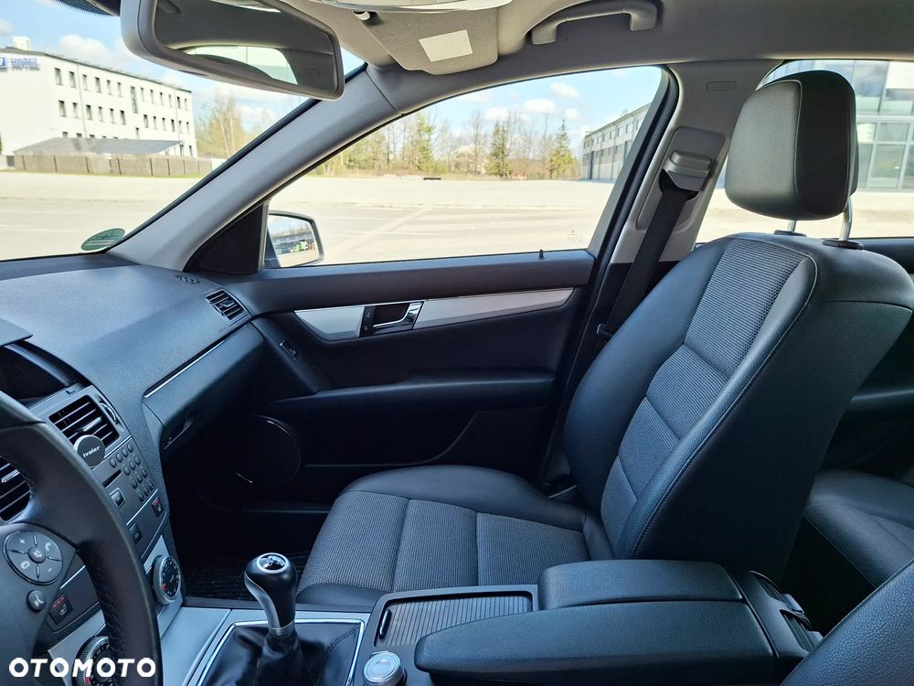 Mercedes-Benz Klasa C 180 CGI BlueEFFICIENCY Avantgarde - 16