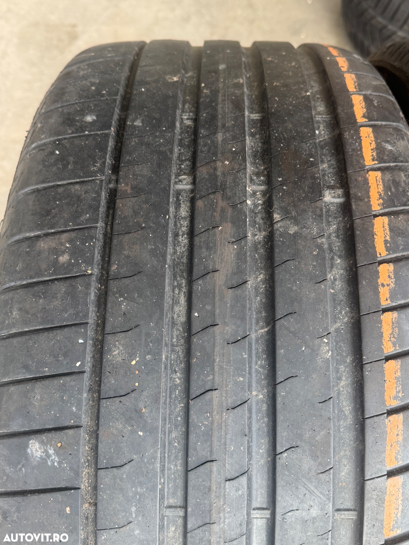 Vând 2 anvelope 275/35/21 bridgestone de vară ca noi - 4