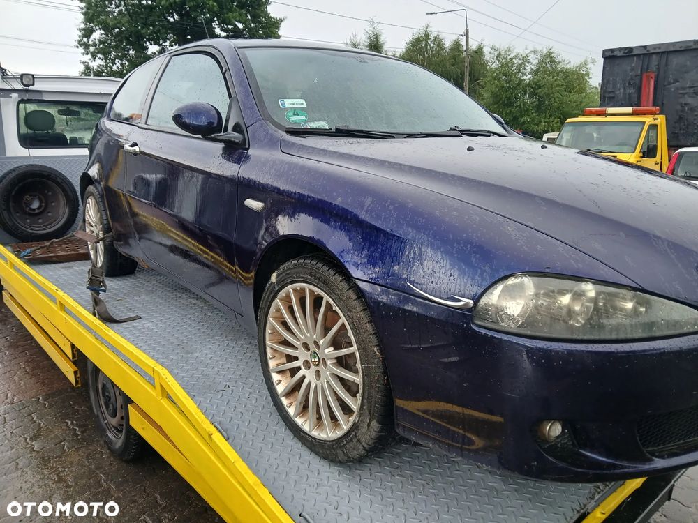 Alfa Romeo 147 lift 567/a maska pokrywa silnika klapa bagażnika zderzak lampa reflektor pas przedni stop lampy halogeny przeciwmgłowe odblaski grill atrapa znaczek - 4