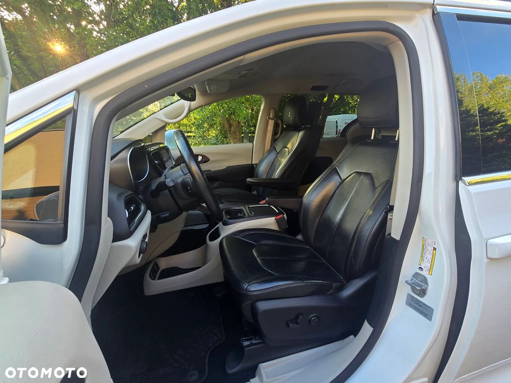 Chrysler Pacifica - 11