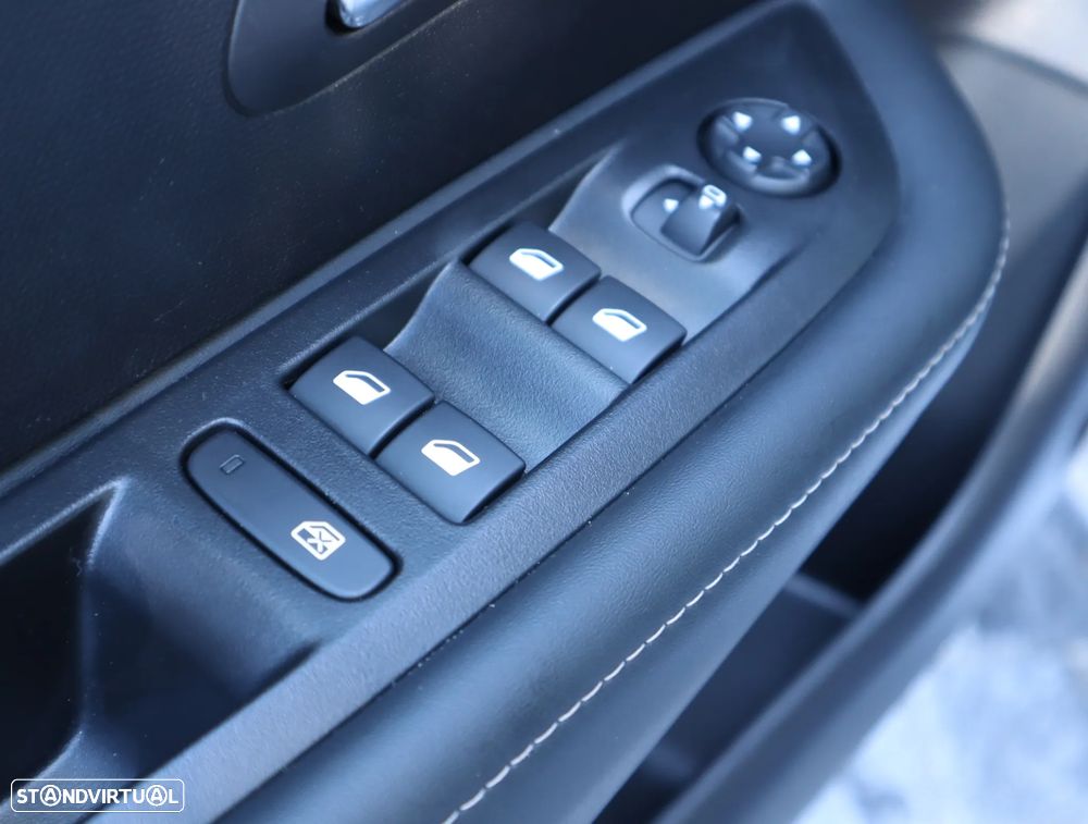 Peugeot 208 1.2 Hybrid Allure e-DCS6 - 29