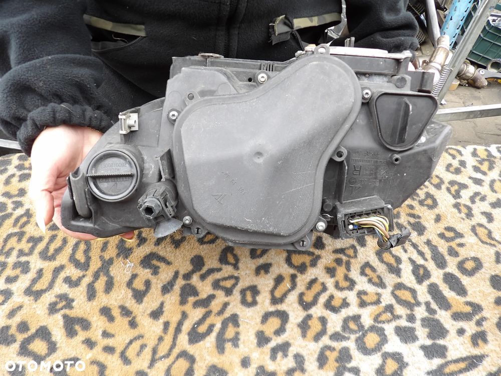 BMW - E93 - XENON - PRZED LIFT - PRAWA LAMPA PRZEDNIA - UK - 7162130 - 8