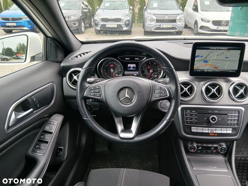 Mercedes-Benz GLA 200 7G-DCT - 10