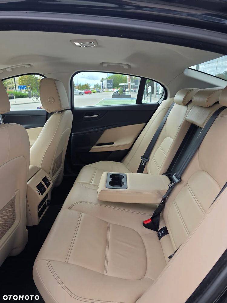 Jaguar XE 2.0 D Prestige - 10