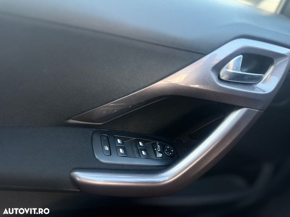 Peugeot 2008 1.2 L PureTech Allure - 14