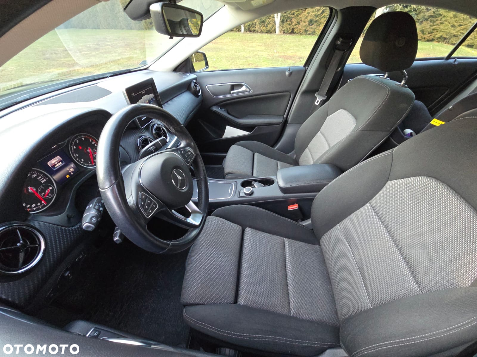 Mercedes-Benz GLA 180 7G-DCT - 5