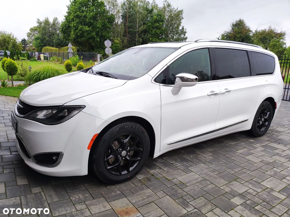 Chrysler Pacifica - 1