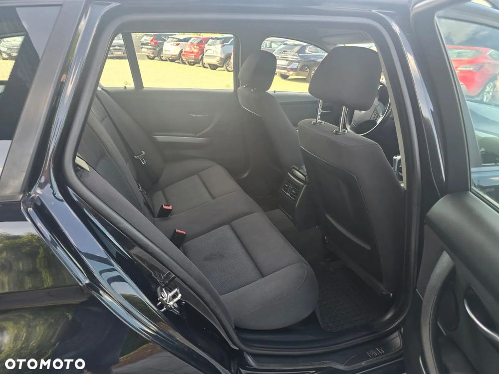 BMW Seria 3 318i Touring - 12