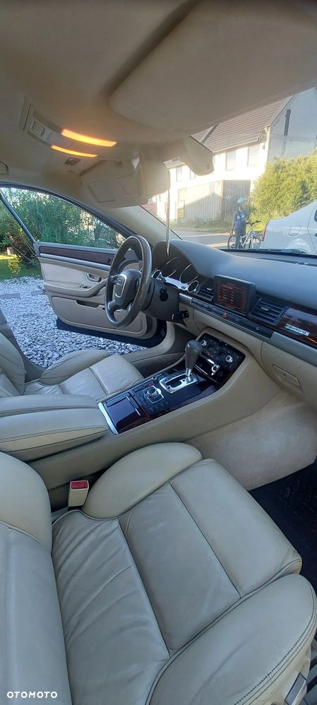 Audi A8 4.2 L Quattro - 26