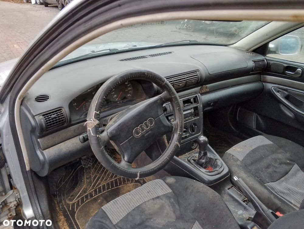 Audi A4 B5 (94-97r.) 1.6 B 100KM. Silnik AHL Skrzynia DCM lakier LY7M. Cały na części. GWARANCJA !!!  Przód Tył Zestaw Komplet Drzwi Klapa Zderzak Błotnik Maska Grill Atrapa Szyba Pas Lampa Lusterko Boczki Fotel Kanapa Kokpit Deska Rozdzielcza Przełącznik Włącznik Sterownik Przewody Wiązka Instalacja Moduł Komputer Czujnik Listwa Pompa Alternator Wtryski Głowica Rozrusznik Kompresor Sprzęgło Dwumas Silnik Skrzynia ABS Klimatyzacji Paliwa Wspomagania Kolektor Turbina Przepustnica Zawór Chłodnica Koło Hak Belka Sanki Zawieszenie Mcpherson Półoś Amortyzator Wydech Tłumik Zacisk Most - 7