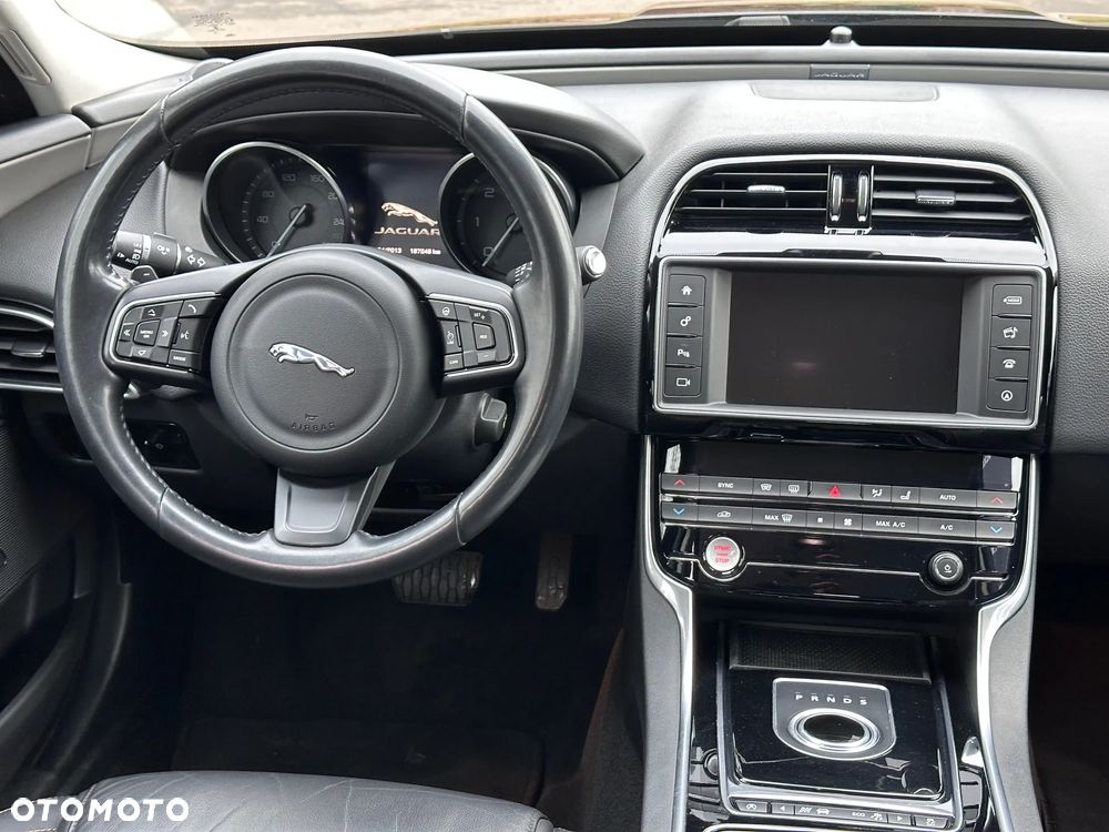 Jaguar XE 20d Prestige - 27