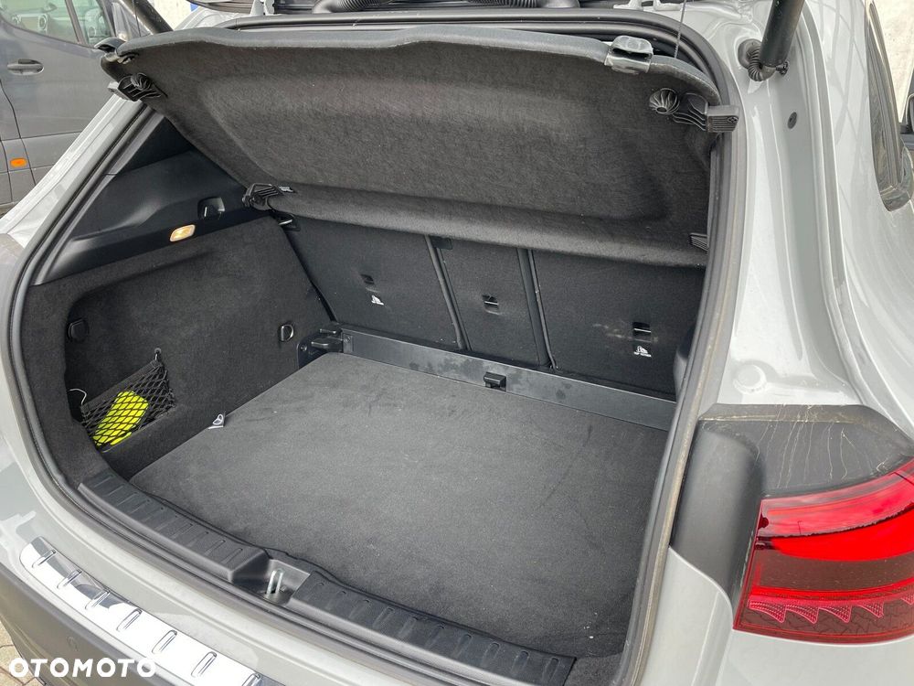 Mercedes-Benz GLA - 16