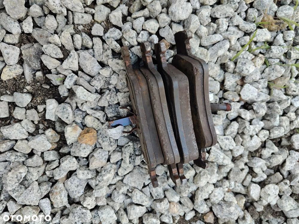 MERCEDES W211 Tarcze Hamulcowe Z Klockami Pełne Niewentylowane 2.2 2.7 - 17