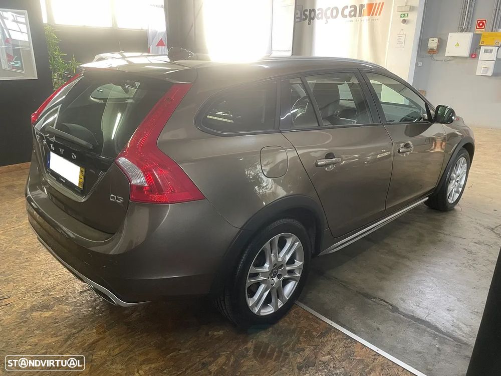 Volvo V60 Cross Country 2.0 D3 Momentum Geartronic - 4