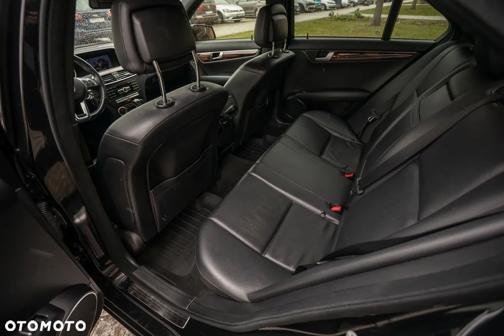 Mercedes-Benz Klasa C 300 7G-TRONIC - 17