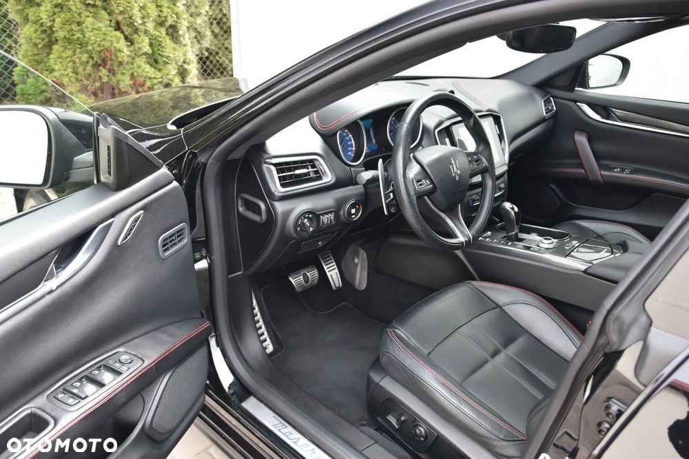 Maserati Ghibli GranSport - 12