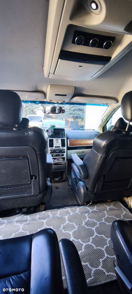 Chrysler Town & Country - 18
