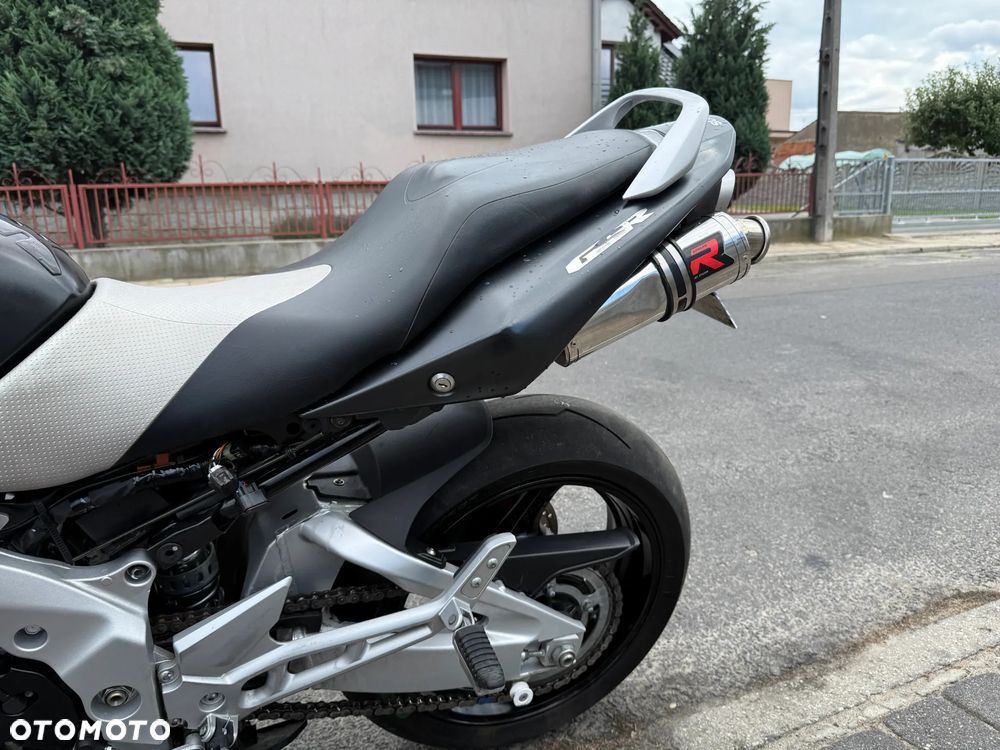 Suzuki GSR - 12