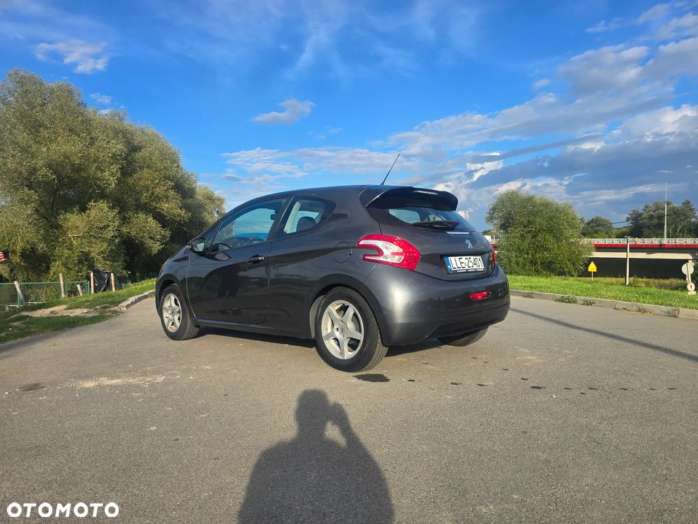 Peugeot 208 - 8