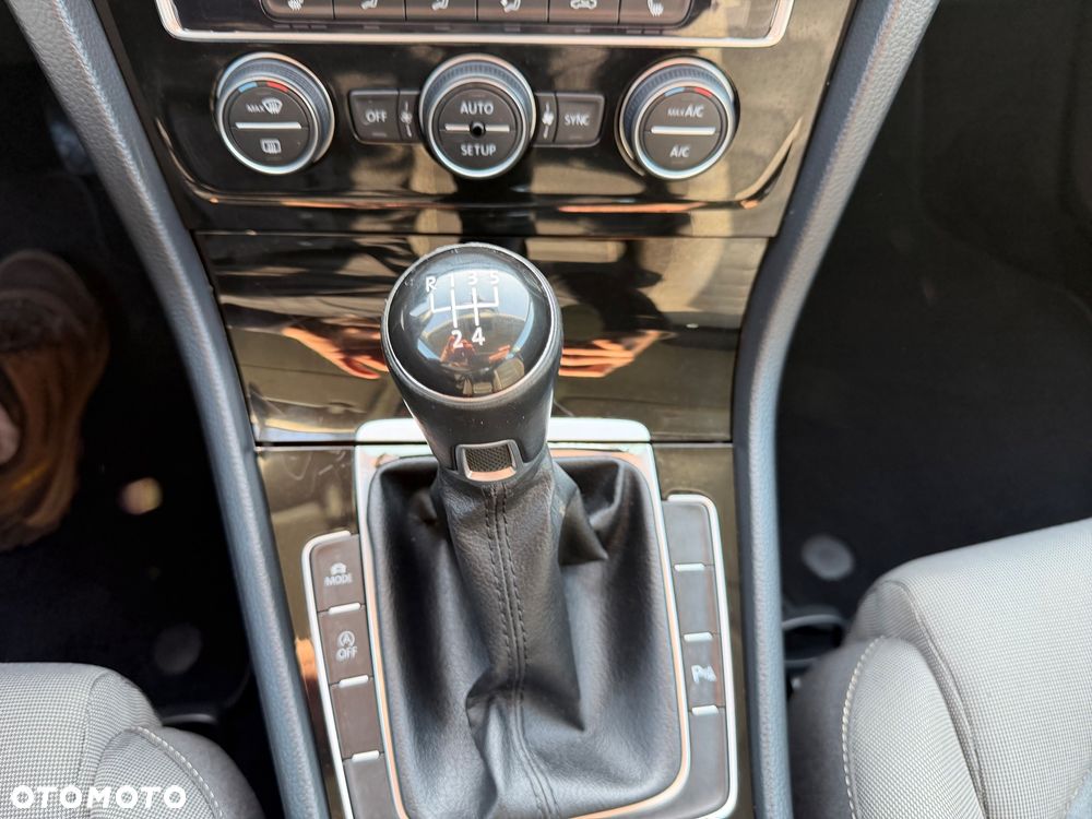 Volkswagen Golf 1.6 TDI DPF Highline - 19