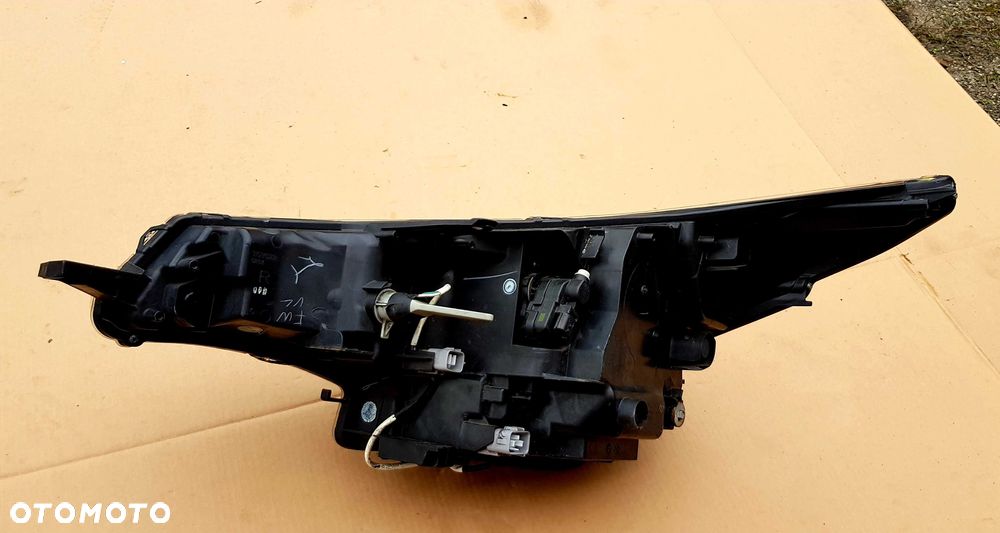 TOYOTA AVENSIS T29 T27 LIFT Lampa Przednia Przód Prawa LED EU  12-16r - 2