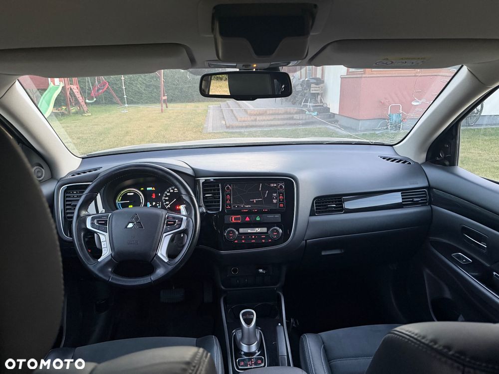 Mitsubishi Outlander Instyle NAVI + - 31