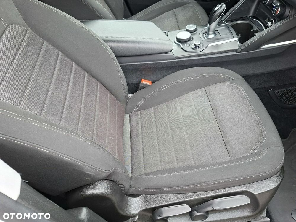 Alfa Romeo Stelvio - 24