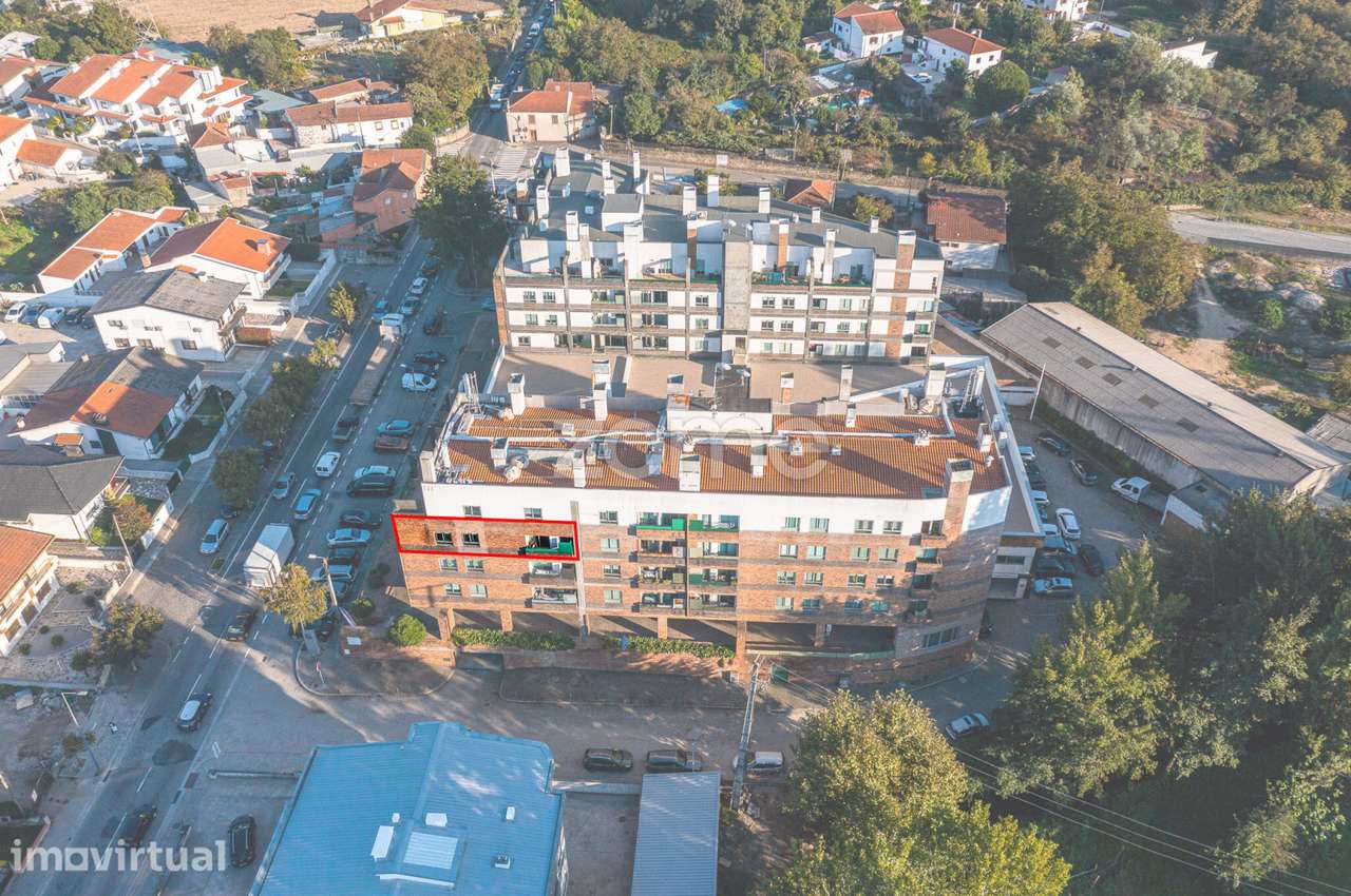 Apartamento T3 Remodelado com Varanda, Garagem e Arrumos na Maia