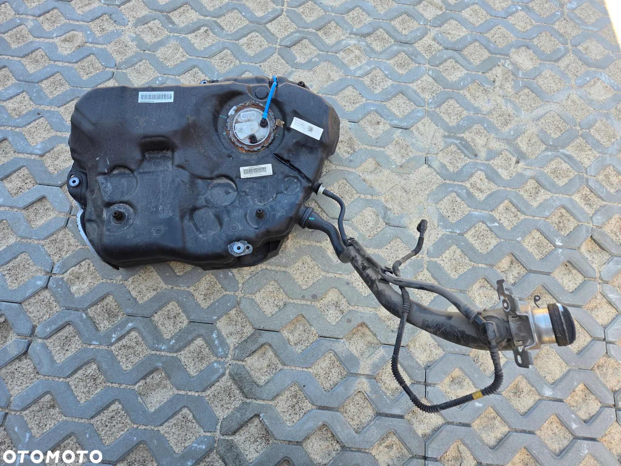 AUDI A4 B9 2.0 TFSI ZBIORNIK PALIWA Z POMPĄ - 2
