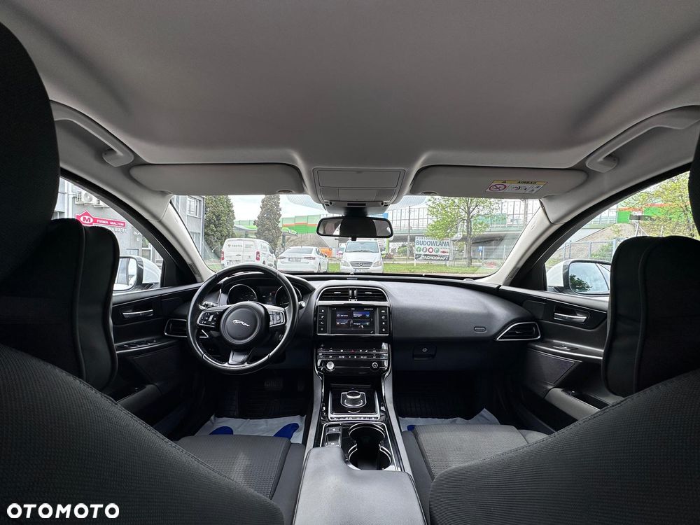 Jaguar XE - 13