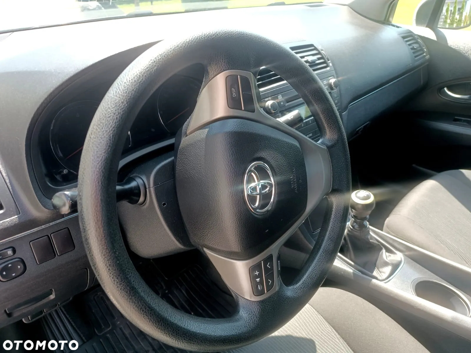 Toyota Avensis 1.6 Premium - 12