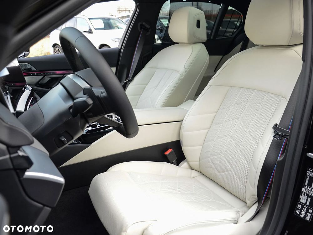BMW Seria 5 540d xDrive mHEV - 36
