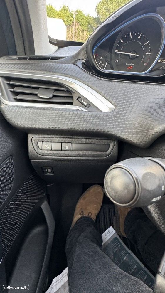 Peugeot 2008 1.2 PureTech Allure EAT6 - 24