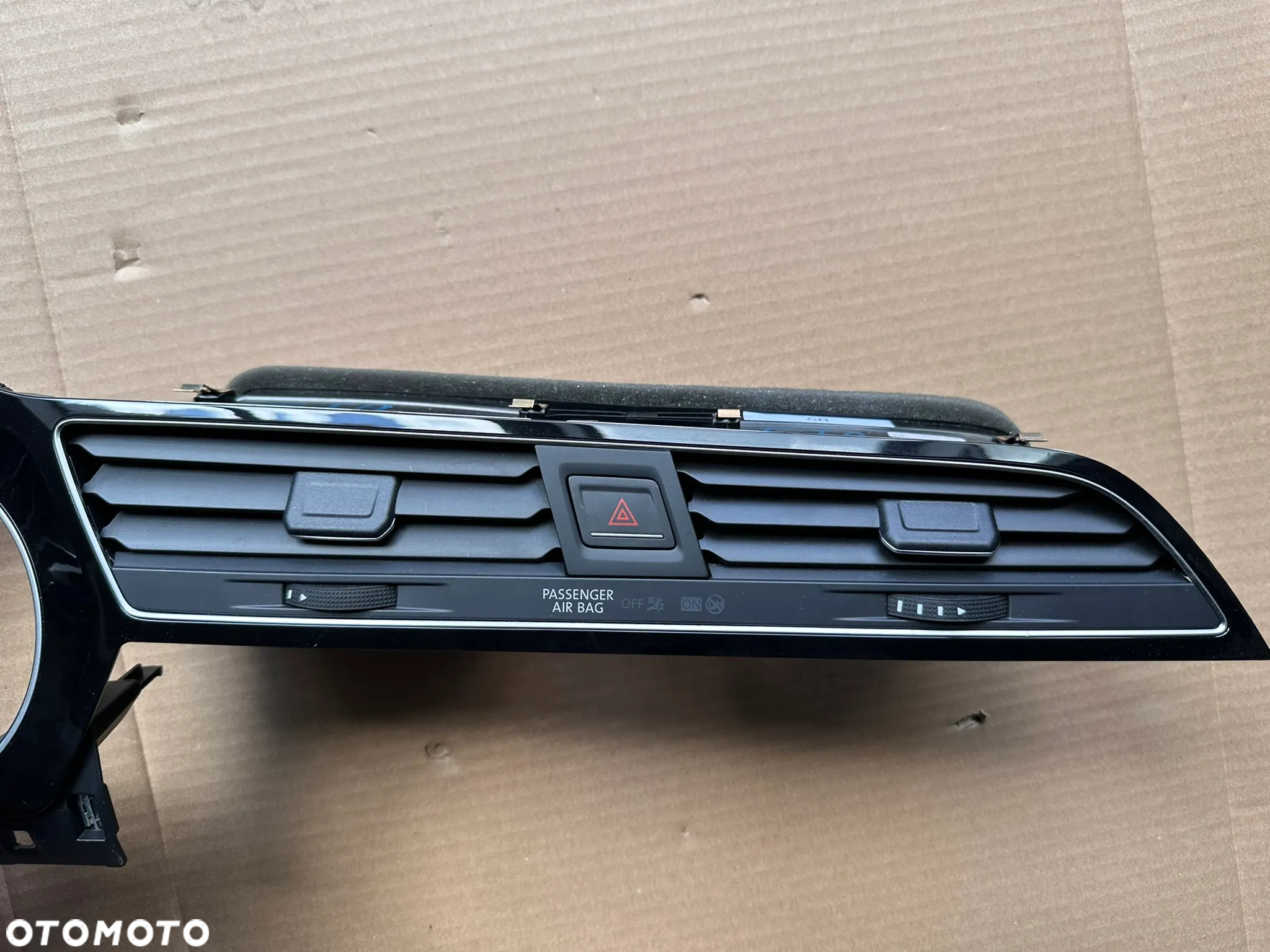 Osłona obudowa dekor ramka licznika VW Touran III 5TB819110 5TB858415A - 2